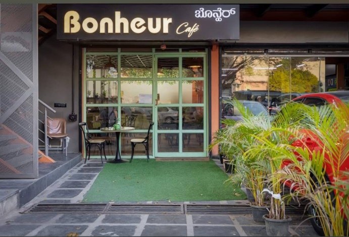 Bonheur Café storefront